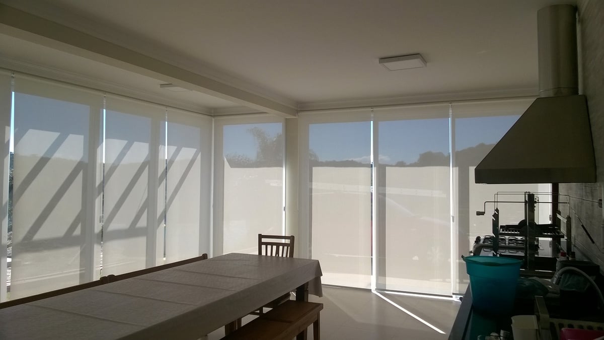 Tela solar 3% instalada em sacada no edifício Epic em Vila Ema
