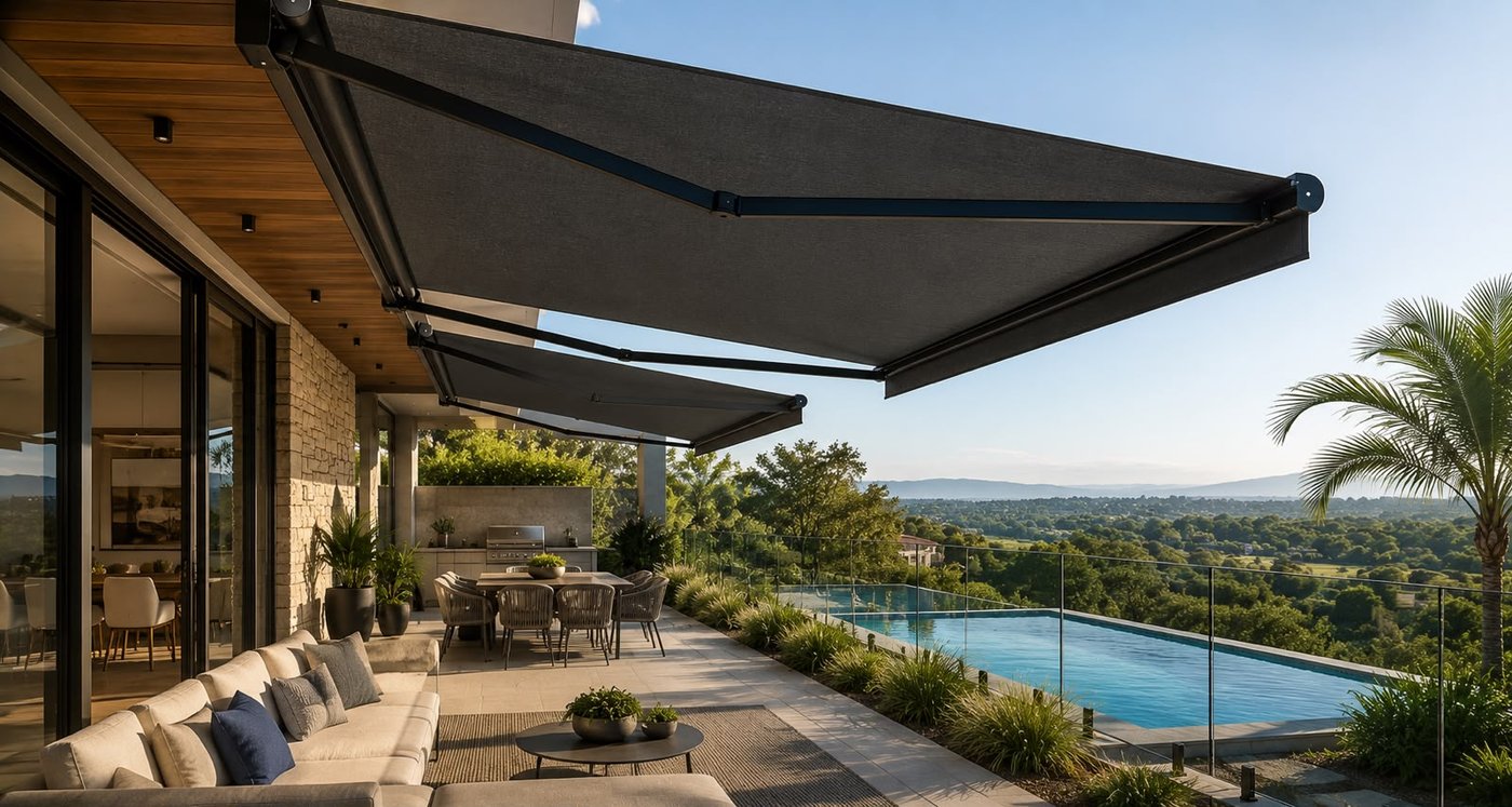 Toldo sob medida protegendo uma área externa